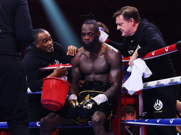 Deontay Wilder duduk di sudutnya dalam pertarungan melawan Joseph Parker. (Foto: Ring TV)