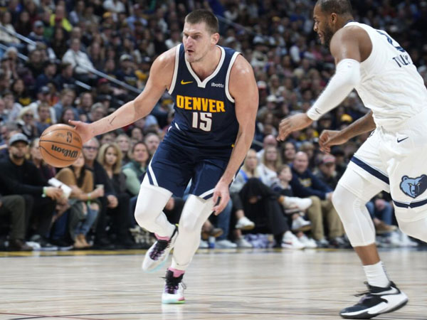 Nikola Jokic (kiri) membukukan triple-double lagi saat Denver Nuggets menang 142-105 atas Memphis Grizzlies. (Foto: AP)