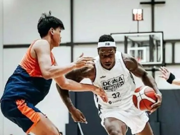 Pemain Dewa United Banten Lester Prosper saat berhadapan dengan pemain Satria Muda Pertamina Jakarta dalam laga uji coba di GBK Arena Jakarta, Jumat (29/12/2023). ANTARA/HO-Dewa United/am.