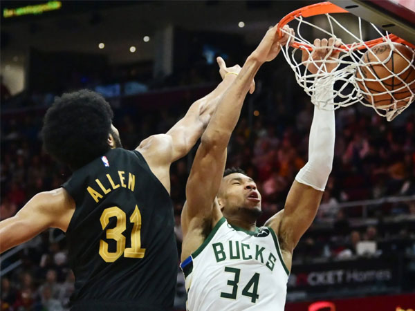 Giannis Antetokounmpo (kanan) mencetak 34 poin dan 16 rebound saat Milwaukee Bucks mengalahkan Cleveland Cavaliers 119-111. (Foto: AP)