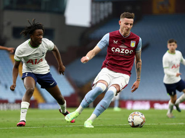 Perpanjang Kontrak di Aston Villa, Kerr Smith Langsung Dipinjamkan