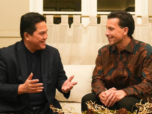 Erick Thohir bersama calon pemain naturalisasi timnas Indonesia Thom Haye