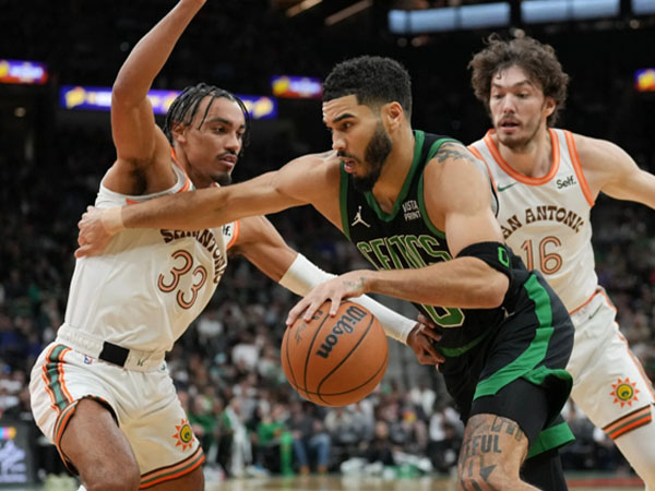 Jayson Tatum (tengah) mencetak 25 poin saat Boston Celtics menang 134-101 atas San Antonio Spurs. (Foto: AP)