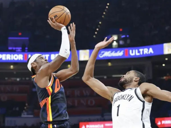 Shai Gilgeous-Alexander (kiri) mencetak 24 poin dan enam assist saat Oklahoma City Thunder Brooklyn Nets 124-108. (Foto: AP)
