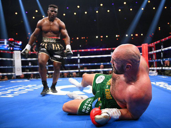 Francis Ngannou sempat menjatuhkan Tyson Fury dalam pertarungab mereka pada Oktober lalu. (Foto: Ring TV)