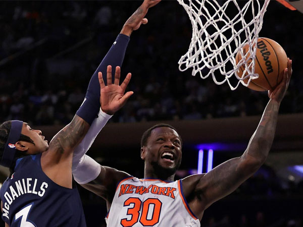 Julius Randle (kanan) mencetak 39 poin saat New York Knicks mengalahkan Minnesota Timberwolves 112-106. (Foto: AP)