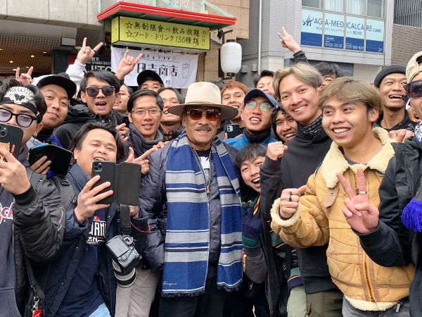 Komisaris PT Persib Bandung Bermartabat, Umuh Muchtar berfoto bersama dengan anggota Baraya Viking Jepang.