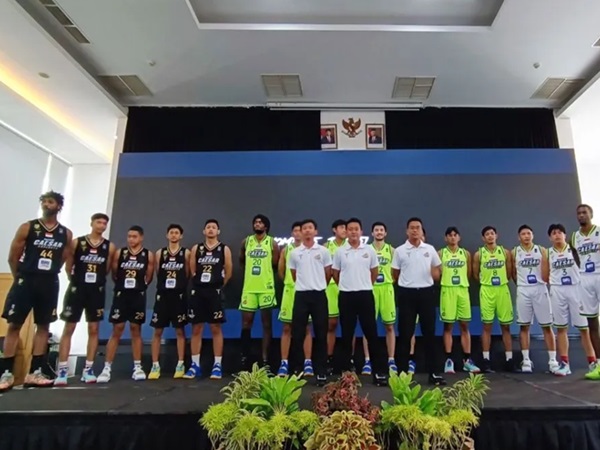 Tim pelatih dan pemain Pacific Caesar Surabaya dikenalkan kepada publik. (ANTARA/Naufal Ammar Imaduddin)