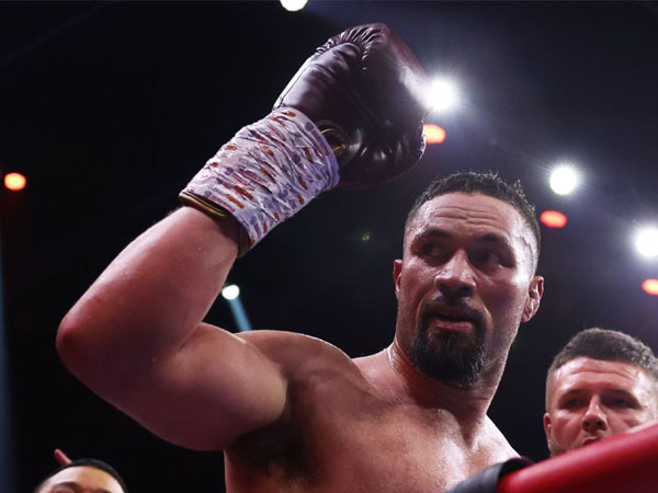 Joseph Parker merayakan kemenangannya atas Deontay Wilder di Riyadh. (Foto: AP)