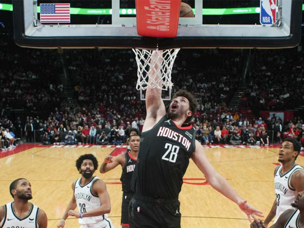 Alperen Sengun (tengah) mencetak 30 poin saat Houston Rockets mengalahkan Brooklyn Nets 112-101. (Foto: AP)