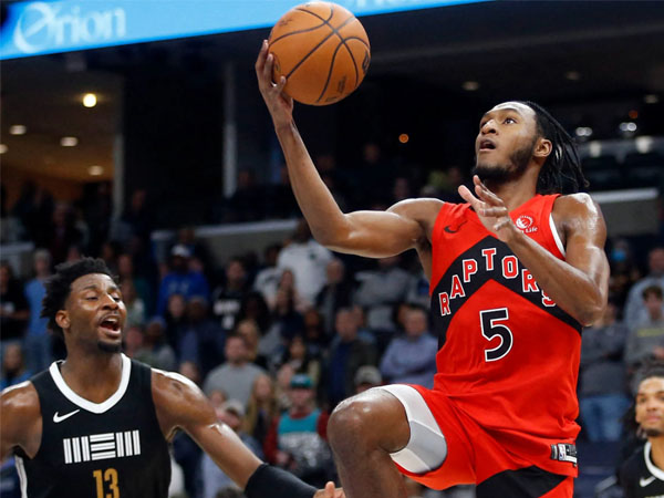 Immanuel Quickley (kanan) mencetak 26 poin saat Toronto Raptors mengalahkan Memphis Grizzlies 116-111. (Foto: AP)