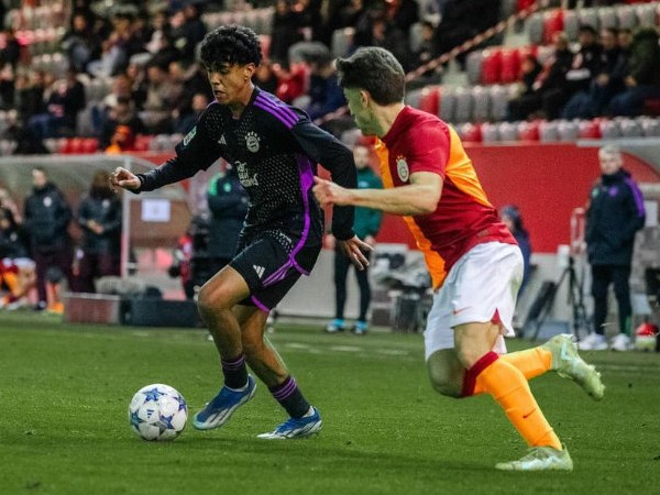 Dianggap Punya Potensi, Bayern Akan Beri Kontrak Profesional ke Adam Aznou