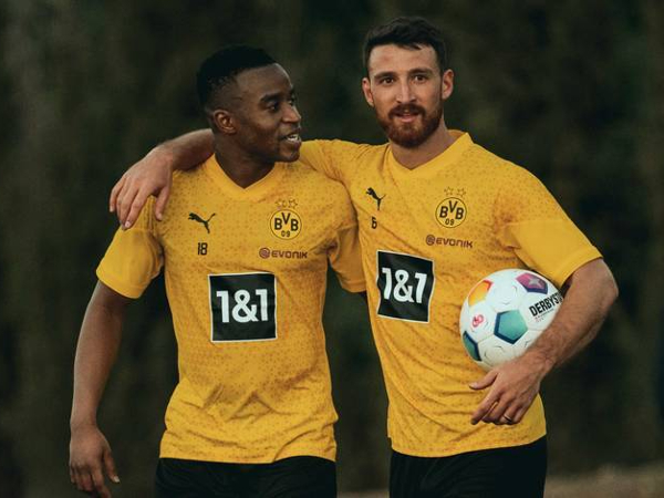 Salih Ozcan bersama Youssoufa Moukoko selama pelatihan Dortmund di Marbella