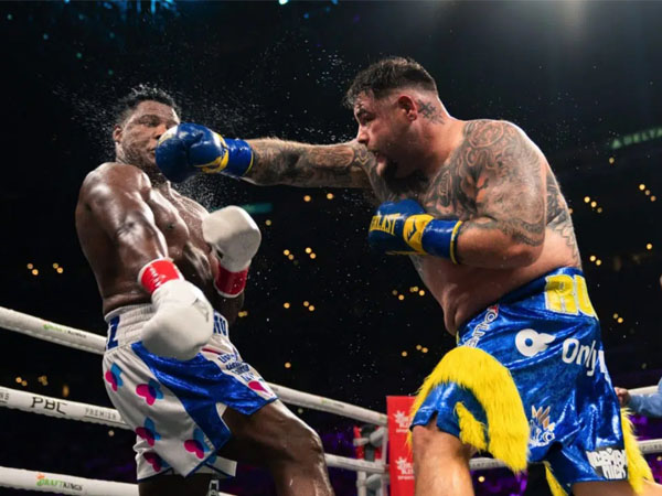 Andy Ruiz Jr (kanan) beraksi dalam salah satu pertarungan terakhirnya. (Foto: Ring TV)