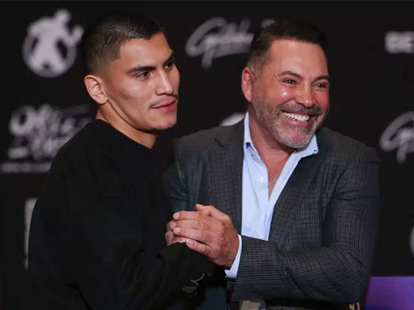Vergil Ortiz Jr (kiri) bersama promotor Oscar De La Hoya. (Foto: Golden Boy)