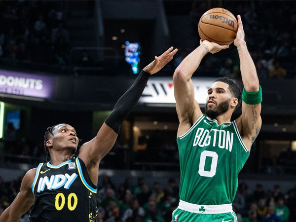 Jayson Tatum (kanan) mencetak 38 poin saat Boston Celtics mengalahkan Indiana Pacers 118-101. (Foto: AP)