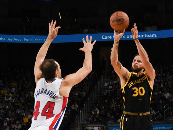 Stephen Curry (kanan) mencetak 26 poin saat Golden State Warriors mengatasi Detroit Pistons 113-109. (Foto: AP)