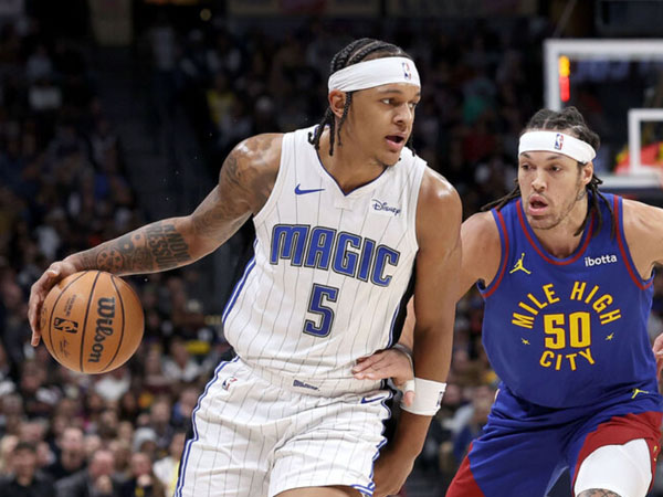 Paolo Banchero (kiri) membukukan triple-double pertamanya saat Orlando Magic menang 122-120 atas Denver Nuggets. (Foto: AP)