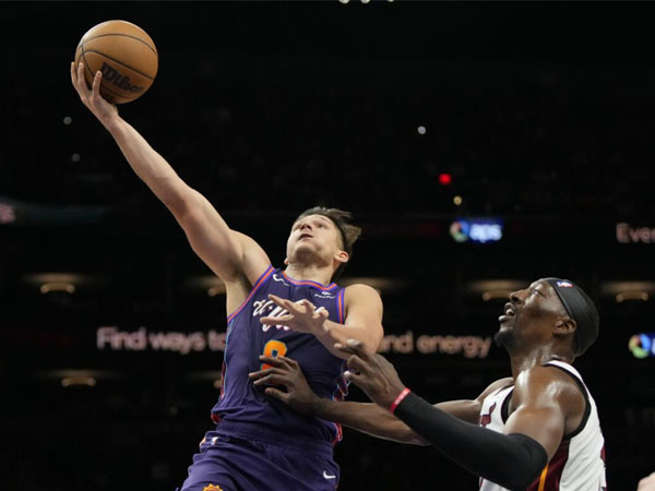 Grayson Allen (kiri) mencetak 31 poin saat Phoenix Suns mengalahkan Miami Heat 113-97. (Foto: AP)