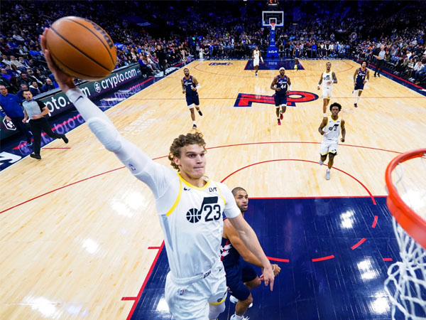 Lauri Markkanen (kiri) mencetak 33 poin dan 13 rebound saat Utah Jazz meraih kemenangan 120-109 atas Philadelphia 76ers. (Foto: AP)