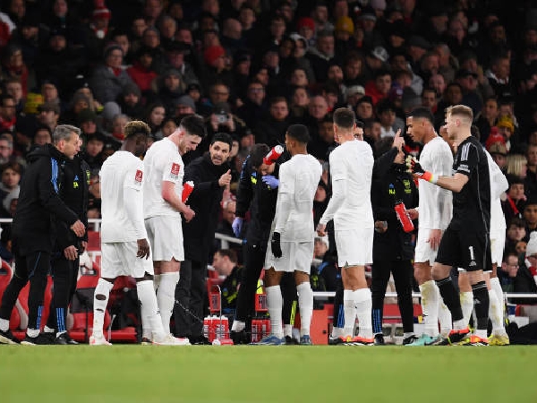 Mikel Arteta berbicara dengan para pemain Arsenal