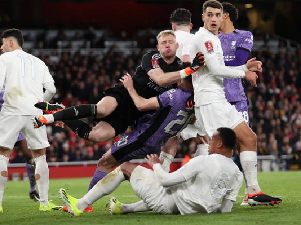 Jakub Kiwior mencetak gol bunuh diri saat Arsenal kalah 2-0 dari Liverpool
