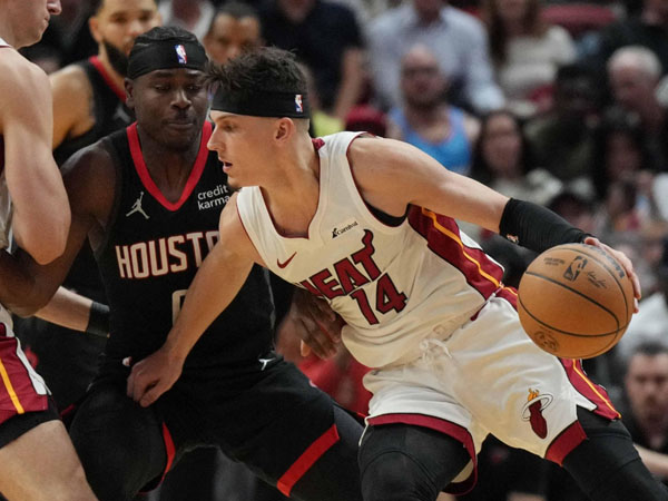 Tyler Herro (kanan) mencetak 28 poin saat Miami Heat mengalahkan Houston Rockets 120-113. (Foto: AP)