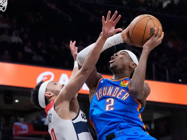 Shai Gilgeous-Alexander (kanan) mencetak 32 poin saat Oklahoma City Thunder menang 136-128 atas Washington Wizards. (Foto: AP)