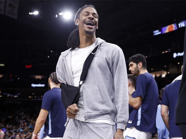 Ja Morant terlihat memakai selempang di lengan kanannya saat menonton duel Memphis Grizzlies versus Phoenix Suns pada Minggu (7/1). Foto: AP)