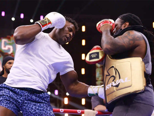 Francis Ngannou (kiri) akan mencari tahu seberapa kuat dagu Anthony Joshua mampu menerima pukulannya. (Foto: Ring TV)