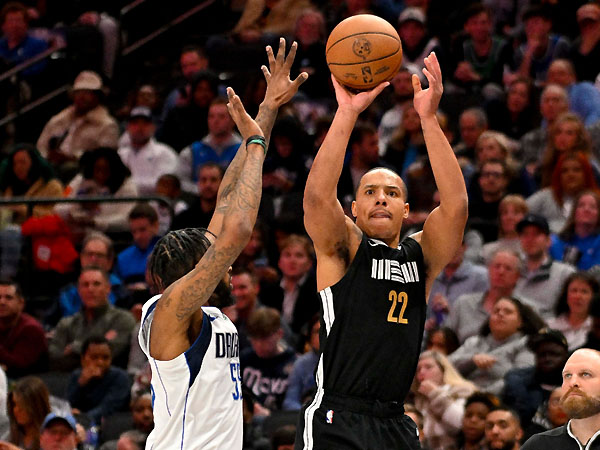 Desmond Bane (kanan) membukukan 32 poin saat Memphis Grizzlies menang 120-103 atas Dallas Mavericks. (Foto: AP)