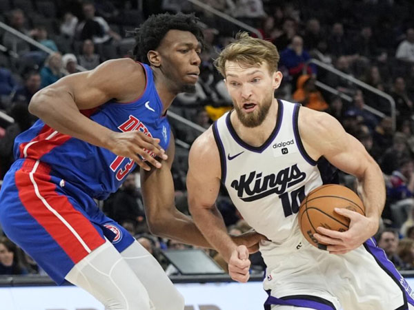 Domantas Sabonis (kanan) membukukan triple-double saat Sacramento Kings menang 131-110 atas Detroit Pistons. (Foto: AP)