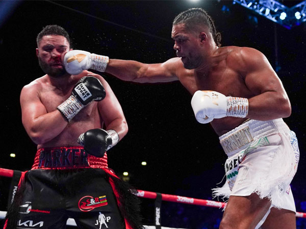 Joseph Parker (kiri) tidak berdaya saat dikalahkan Joe Joyce pada September 2022. (Foto: Ring TV)