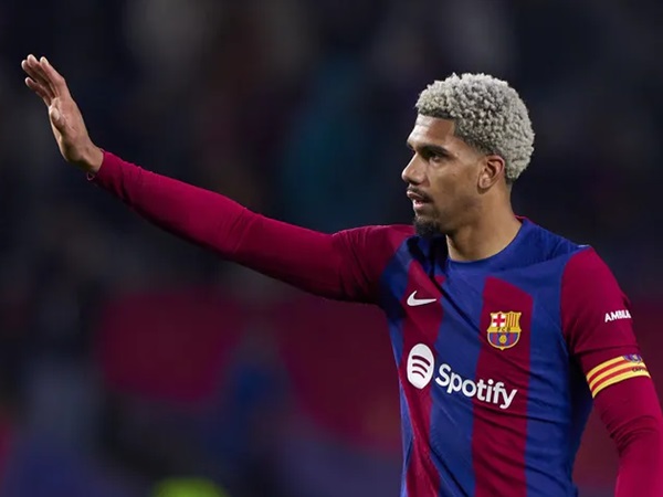 Ronald Araujo Tegaskan Bahagia Bermain di Barcelona