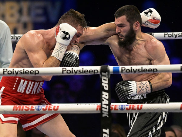 Artur Beterbiev (kanan) dan Callum Smith. (Foto: Top Rank)