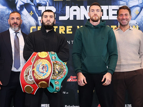 Artur Beterbiev (kiri) dan Callum Smith. (Foto: Top Rank)