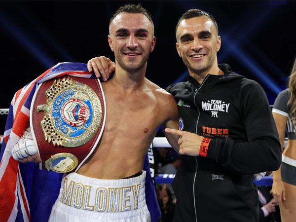 Jason Moloney (kiri) bersama saudara kembarnya, Andrew Moloney. (Foto: Top Rank)