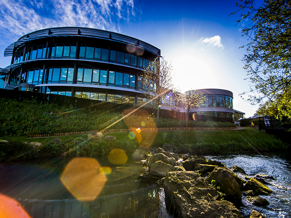 Markas Mercedes di Brackley