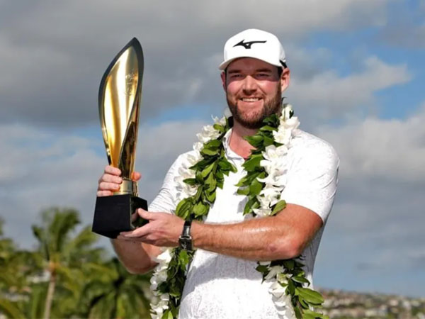 Grayson Murray berpose dengan trofi Sony Open 2024. (Foto: Golf Digest)