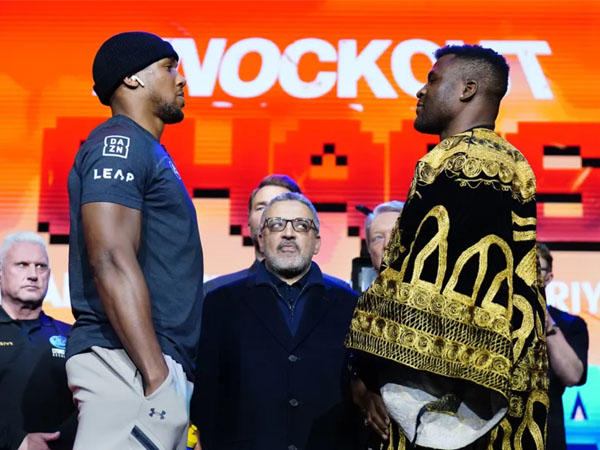 Anthony Joshua (kiri) dan Francis Ngannou bertatap muka dalam konferensi pers pada Senin (15/1) lalu. (Foto: Riyadh Season)