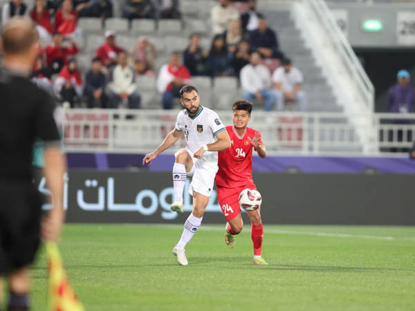 Pemain bertahan timnas Indonesia, Jordi Amat di laga kontra Vietnam
