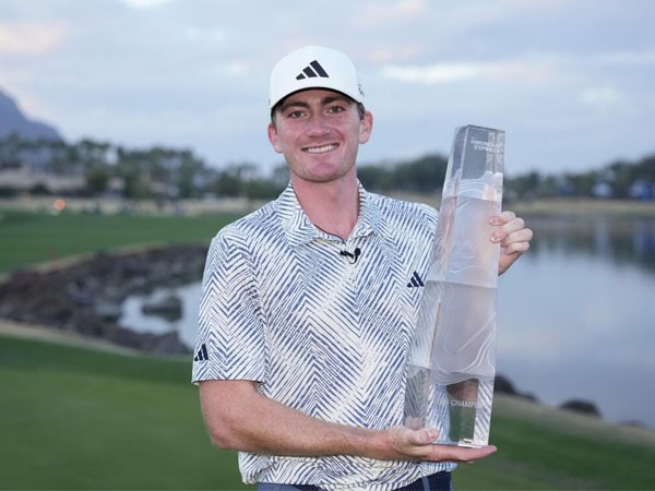 Nick Dunlap berpose dengan trofi The American Express 2024. (Foto: Golf Digest)