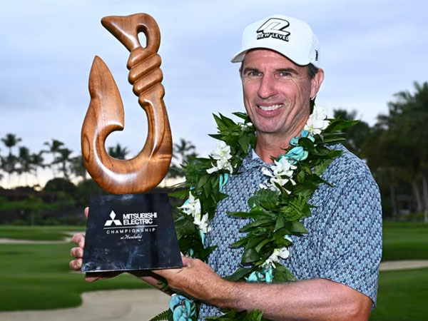 Steven Alker berpose dengan trofi Mitsubishi Electric 2024. (Foto: Golf Digest)