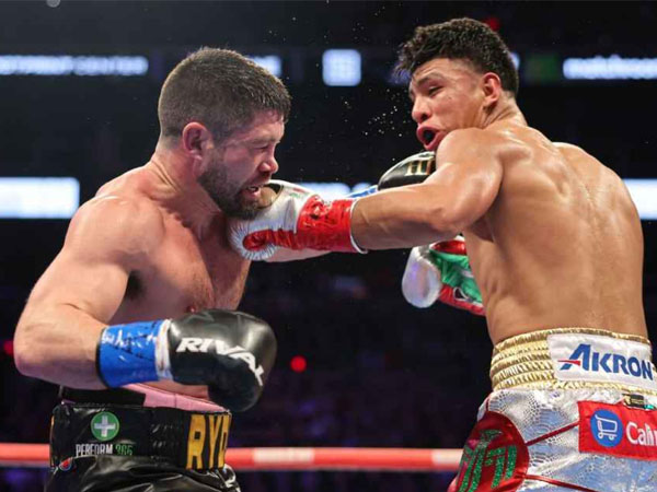 Jaime Munguia (kanan) menjatuhkan John Ryder empat kali sebelum menang TKO di ronde kesembilan. (Foto: Golden Boy).