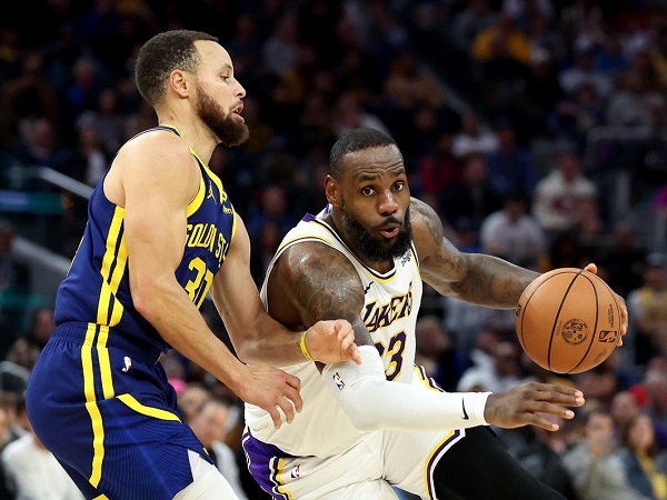 LeBron James berhasil selamatkan Los Angeles Lakers dari terkaman Golden State Warriors.