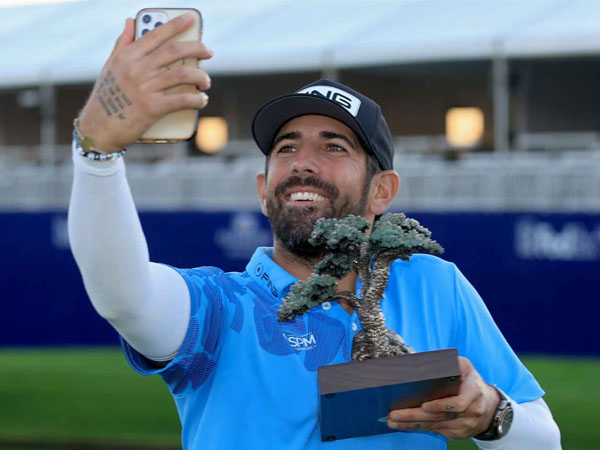 Matthieu Pavon berpose dengan trofi Farmers Insurance Open 2024. (Foto: Golf Digest)