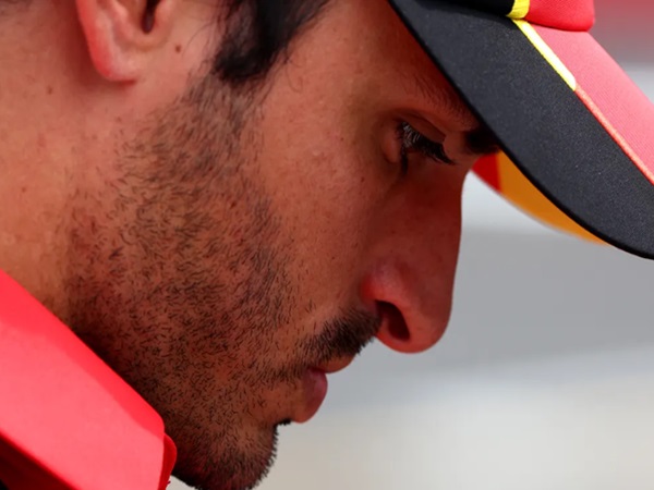 Carlos Sainz Beda Nasib dengan Charles Leclerc. (Foto: Crash)