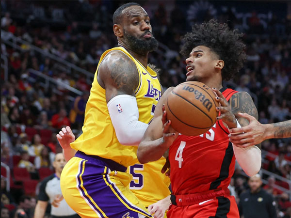 Jalen Green (kanan) mencetak 34 poin saat Houston Rockets meraih kemenangan 135-119 atas Los Angeles Lakers pada Senin (29/1) malam. (Foto: AP)