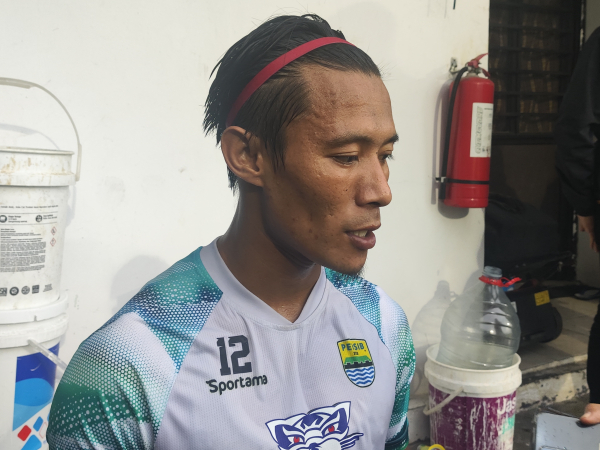Bek kanan Persib, Henhen Herdianaa