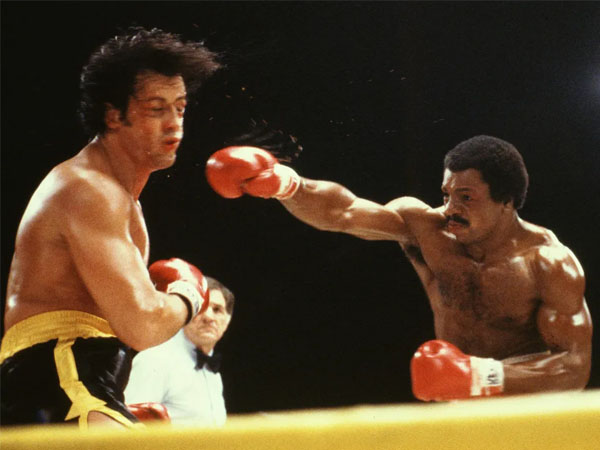 Carl Weathers (kanan) memerankan karakter Apollo Creed, seorang juara dunia kelas berat sejati yang sombong, dalam film "Rocky". (Foto: AP)